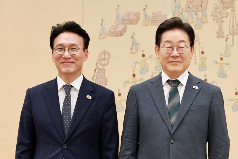 ▲ 이재명 대통령이 4일 용산 대통령실에서 김민석 국무총리에게 임명장을 수여한 후 기념촬영을 하고 있다. 연합뉴스