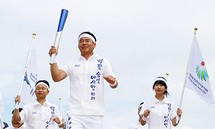한 걸음, 한 걸음 아시아인의 축제를 향해