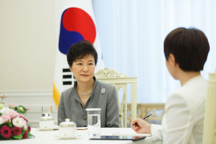 "중요한 건 진정성과 실천의지", 박 대통령 로이터통신 인터뷰