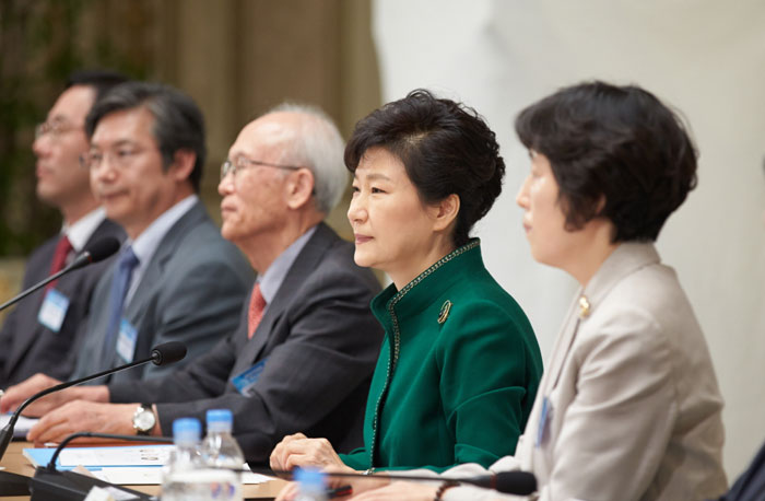 박 대통령, '고위급 접촉을 남북관계 개선의 기회로 삼아야'