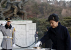 박근혜 대통령(오른쪽)이 1일 서울 동작구 국립서울현충원을 찾아 순국선열과 호국영령을 기리며 분향하고 있다.