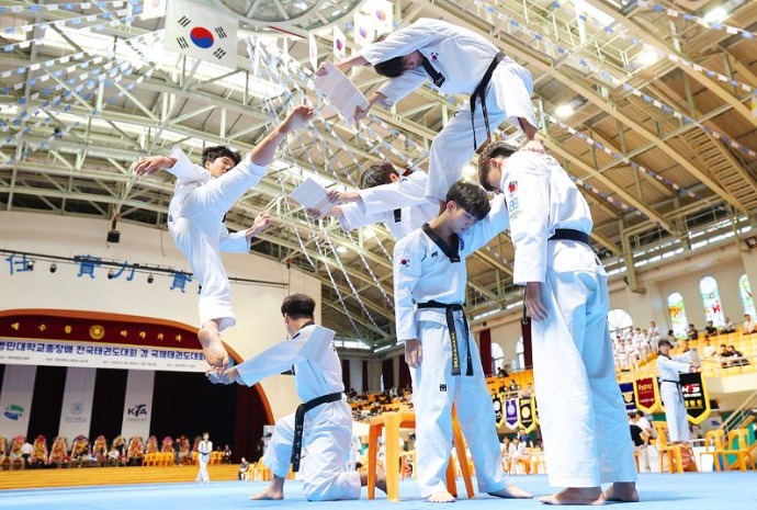 [사진으로 보는 한국] 높이 날아올라 ‘격파’